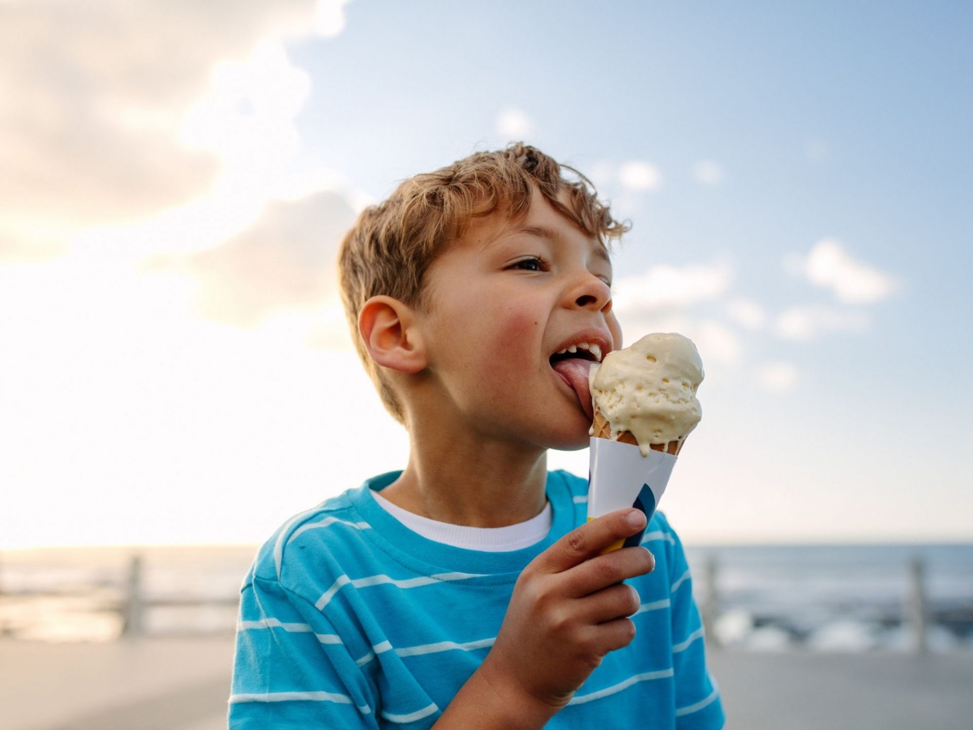 Девушка с мороженым. Дети едят мороженое. Маленький мальчик ест мороженое. Девочка ест мороженое. Девушка в кафе с мороженым.