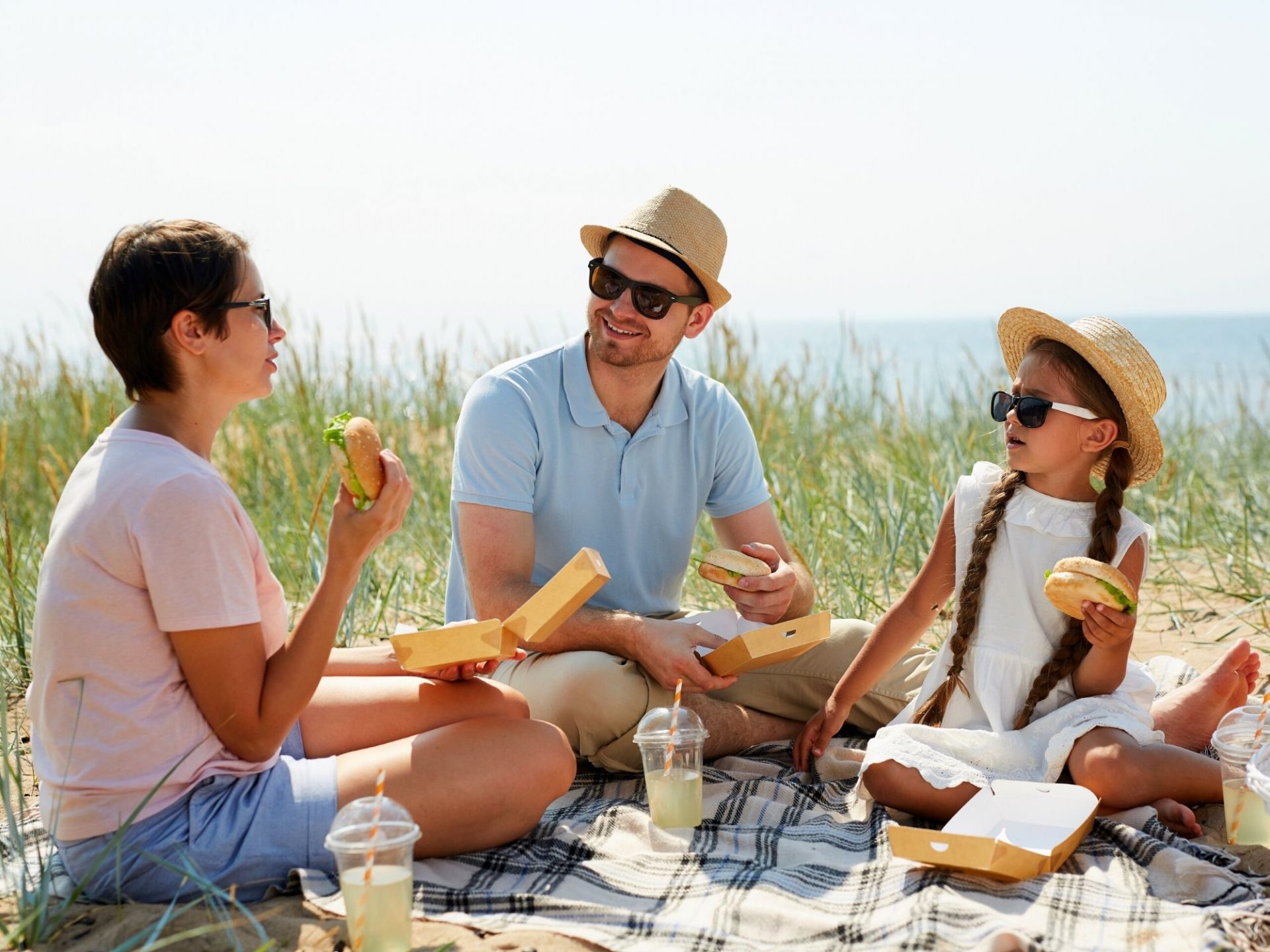 Пикник снять. Пикник на океане семья. Семья на пляже пикник. Мужчина на пикнике. Пикник фотосессия семья на берегу.