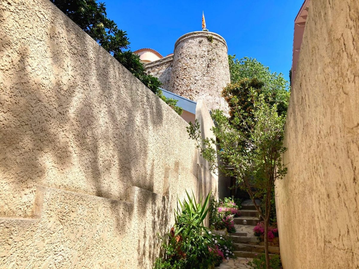 Mois de Mai à Bandol montée du chateau