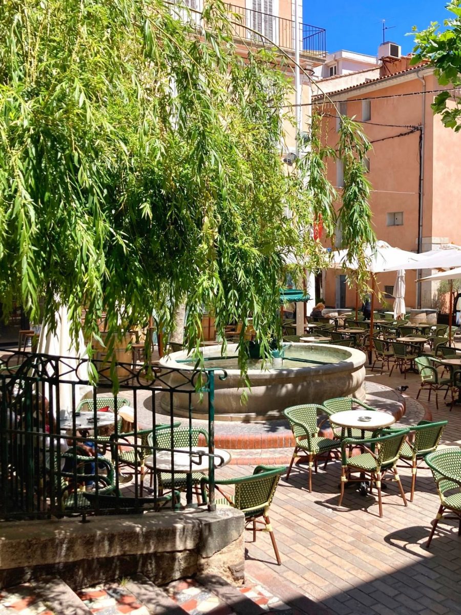 Place de l'église Bandol