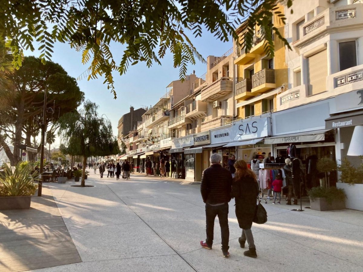 Bandol en Décembre quai port magasins