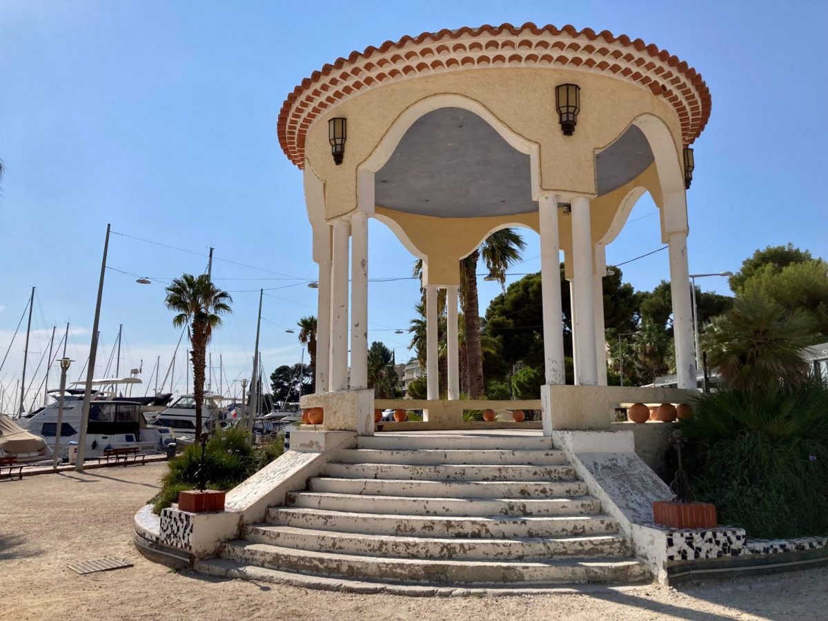 Bandol en mars kiosque à musique
