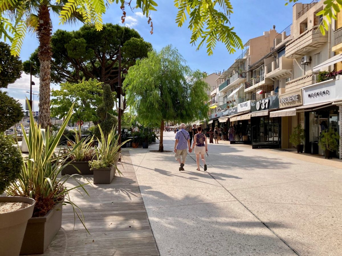 Bandol en Septembre balade quai magasins