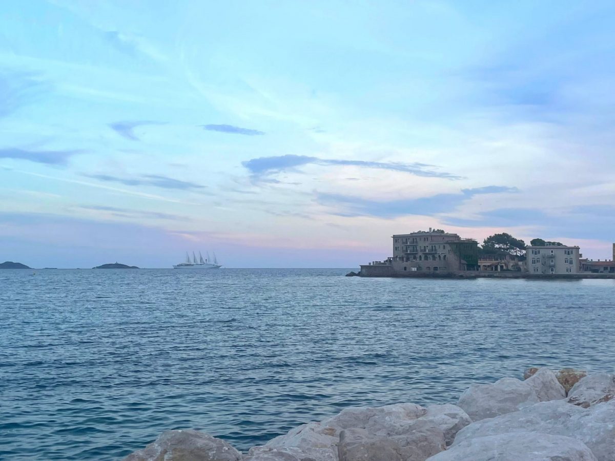 Bandol en Septembre île Bendor bateau de croisière coucher de soleil