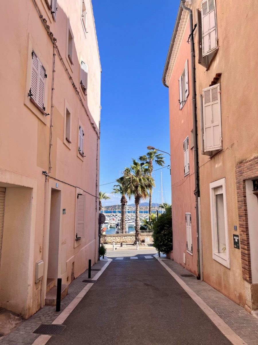 Traverse de la Tuilerie Bandol en avril