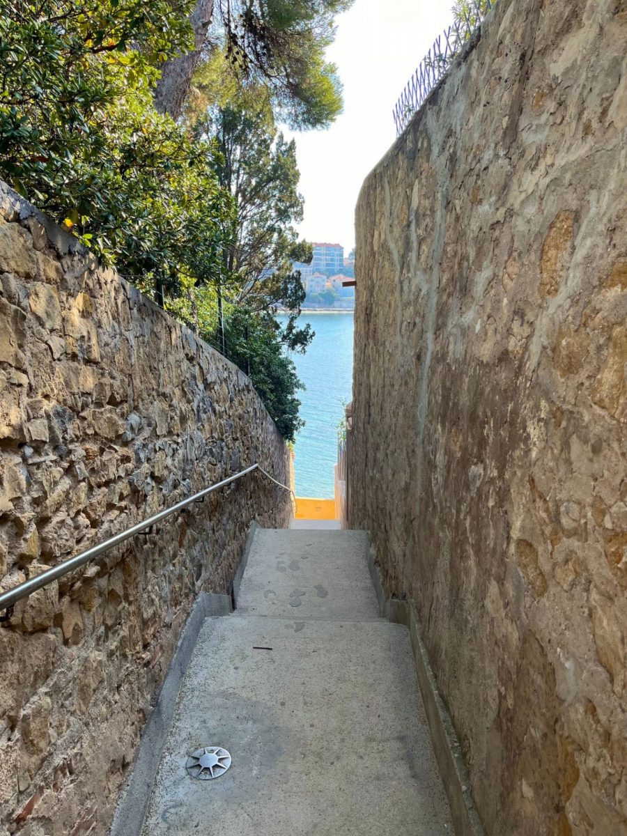 Escaliers vers Renecros Bandol