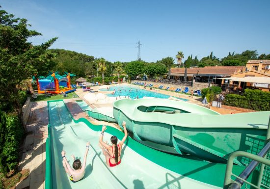 Camping CAMPASUN Mas de Pierredon : Aire de camping car