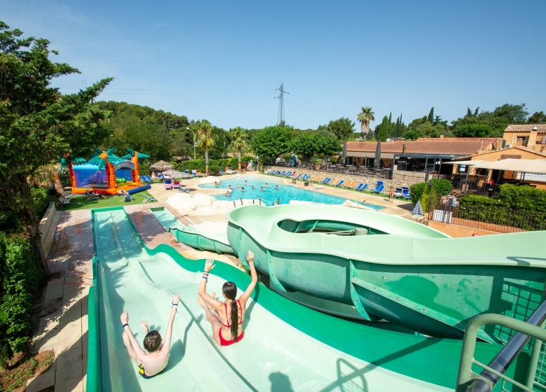 Camping CAMPASUN Mas de Pierredon : Aire de camping car
