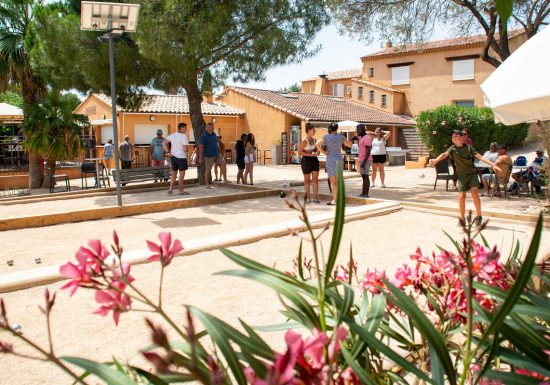 Camping CAMPASUN Mas de Pierredon : Aire de camping car