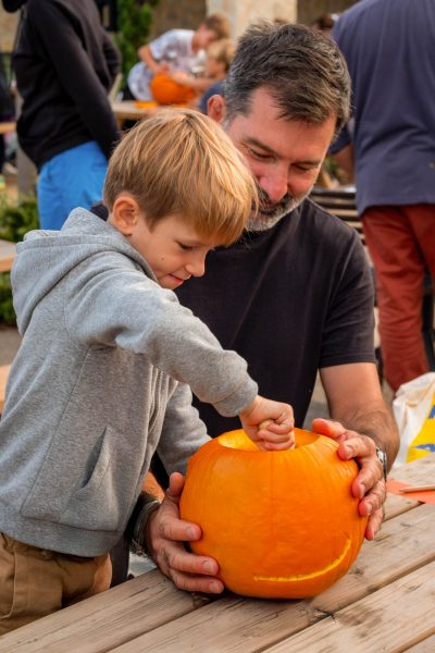 Îles des Embiez : Concours de creusage de citrouille